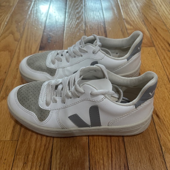 Veja V 10 Leather Sneaker - Picture 3 of 6